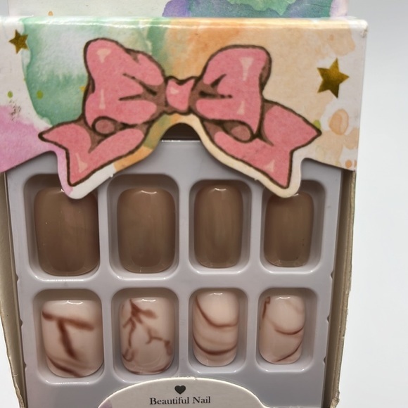 Effortless Elegance: Achieve‎ a Stunning Manicure with Reusable Press-On Nails - Picture 4 of 5